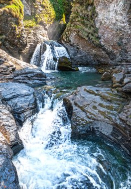 Isviçre Alpleri 'nde pitoresk şelaleler