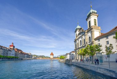 İsviçre'nin Lucerne kentinde Ki Reuss nehri kıyısında