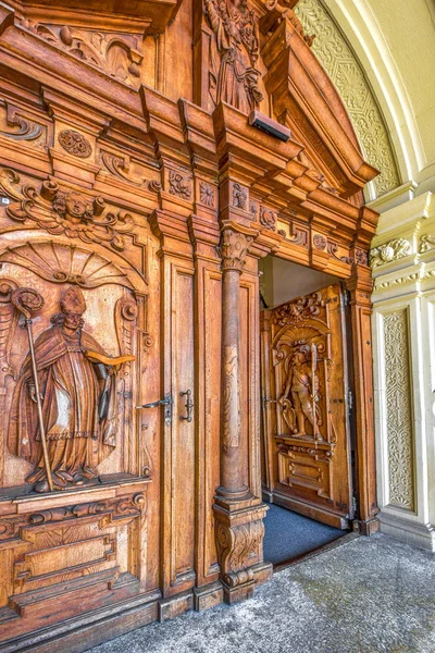 Люцерн Швейцария Апрель 2017 Впечатляющая Деревянная Входная Дверь Римско Католическую — стоковое фото