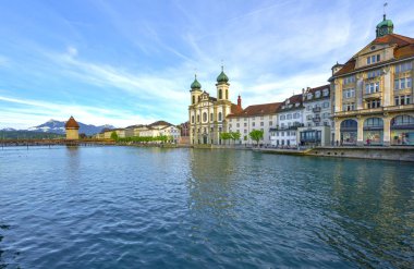 Lucerne, İsviçre - Nisan 2017: Reuss nehri boyunca yürümek