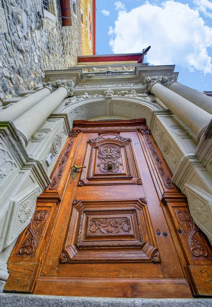 Впечатляющая Деревянная Дверь Улицах Люцерна — стоковое фото