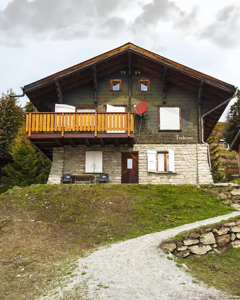 Традиционные Деревянные Дома Швейцарской Альпийской Деревне — стоковое фото