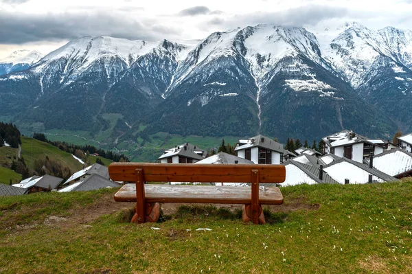 Banco Con Vistas Los Alpes Suizos —  Fotos de Stock