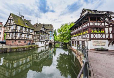 Strazburg, Fransa - Mayıs 2017: La Petire France bölgesinde kanal boyunca yürümek