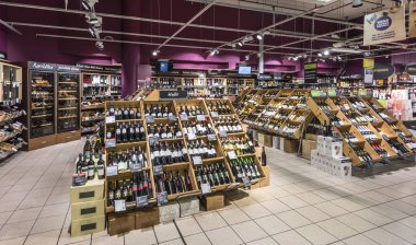 Basel, İsviçre - Mayıs 2017: yerel süpermarkette şaraphane
