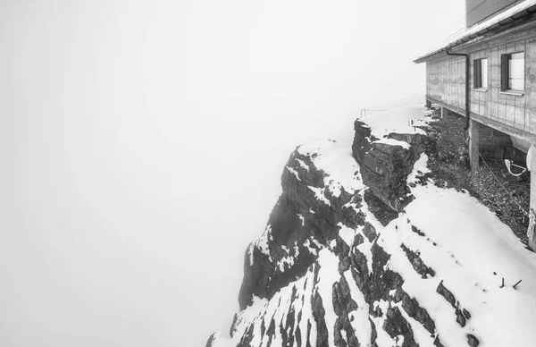 春のシルソーンの頂上に雪の霧の日 — ストック写真