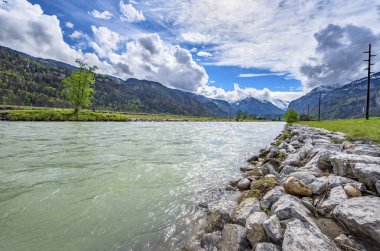 Alp nehrinin kristal berraklığında suları