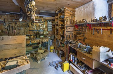 Hofstetten bei Brienz, İsviçre - Mayıs 2017: Ballenberg Müzesi'ndeki atölyelerden biri, zaman içinde ülkedeki kırsal yaşamla ilgili