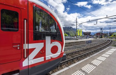 Brienz, İsviçre - Mayıs 2017: Şehir istasyonuna gelen tren