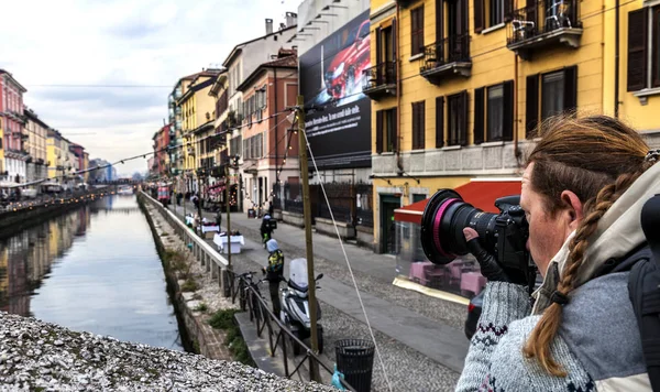 ミラノ イタリア 2017年12月 市内のグランデ カナレ地区の写真家 — ストック写真