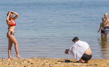 Ein Bokek, İsrail - Kasım 2018: Ölü deniz plajında tatilciler