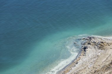Güneşli bir günde ölü deniz kıyı şeridi görünümü, İsrail