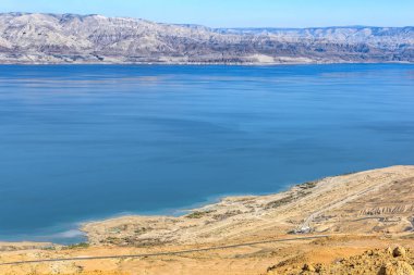 Güneşli bir günde ölü deniz kıyı şeridi, İsrail
