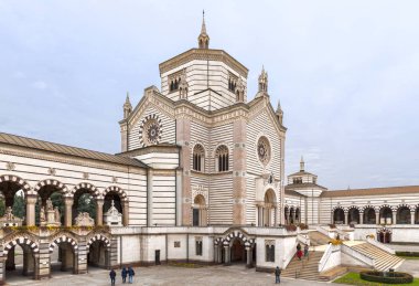 Milano, İtalya - Aralık 2017: Anıtsal mezarlığın ana girişinin ön görünümü