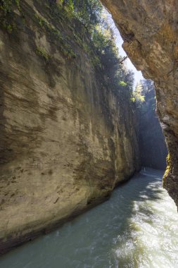 Aare geçidinin kayaları ve dereleri. İsviçre