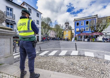 Sintra, Portekiz - Nisan 2018: Şehir merkezinde polis görev başında