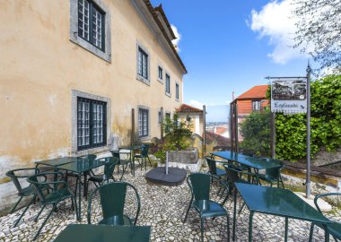 Sintra, Portekiz - Nisan 2018: açık sokak kafe
