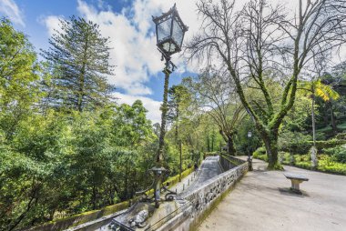 Sintra, Portekiz - Nisan 2018: Quinta da Regaleira parkında yürüyüş