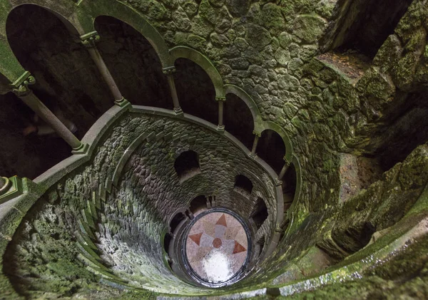 Sintra, Portekiz - Nisan 2018: Quinta da Regaleira'nın ünlü kuyusu