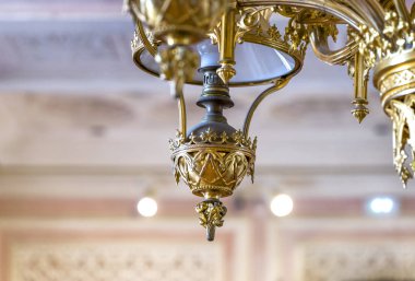 Sintra, Portekiz - Nisan 2018: Pena sarayındaki etkileyici avizenin parçası