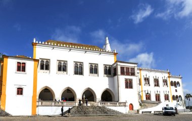  Güneşli bir günde Sintra şehrini görüntüleyin