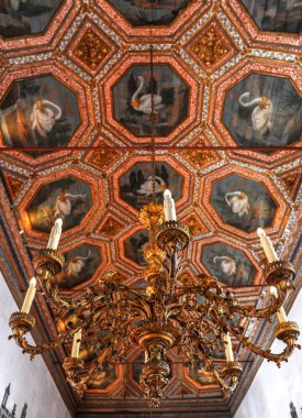 Sintra, Portekiz - Nisan 2018: Ulusal Sarayın Kuğu salonunda etkileyici tavan