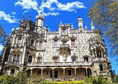 Sintra, Portekiz - Nisan 2018: Quinta da Regaleira sarayına bakış