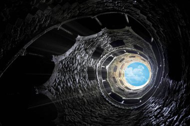 Sintra, Portekiz - Nisan 2018: Quinta da Regaleira'nın ünlü kuyusu