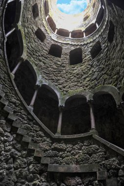 Sintra, Portekiz - Nisan 2018: Quinta da Regaleira'nın ünlü kuyusu