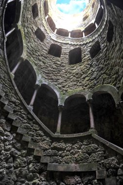 Sintra, Portekiz - Nisan 2018: Quinta da Regaleira'nın ünlü kuyusu