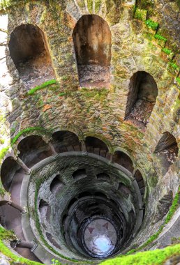 Sintra, Portekiz - Nisan 2018: Quinta da Regaleira'nın ünlü kuyusu