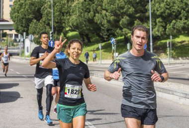 Lizbon, Portekiz - Nisan 2018: 25 Nisan Şehir Maratonu'nun neşeli katılımcıları, Özgürlük Günü'ne adanmış