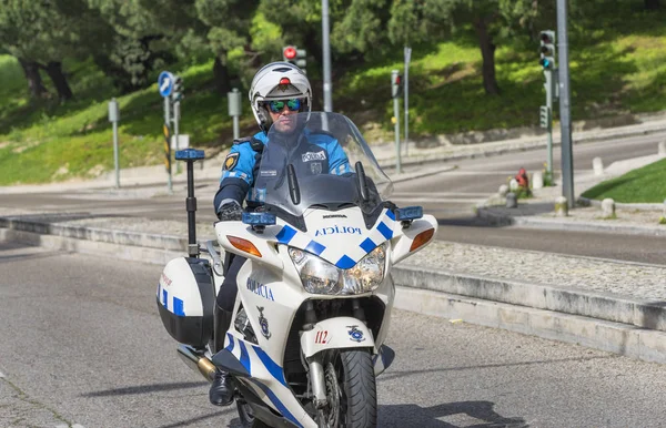 Λισαβόνα Πορτογαλία 2018 Απριλίου Αστυνομία Ποδήλατα Που Συνοδεύουν Παραδοσιακό Μαραθώνιο — Φωτογραφία Αρχείου