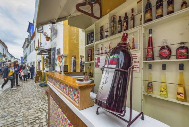 Obidos, Portekiz - Nisan 2018: eski şehrin sokaklarında hediyelik eşya mağazası