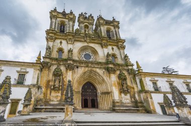 Yerel sarnıç manastır kompleksinin ön görünümü. Alcobaca, Portekiz
