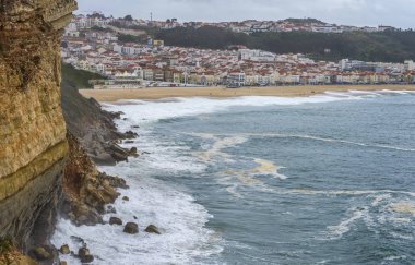 Nasıra'daki Atlantik Okyanusu sahil beldesinde manzara, Portekiz