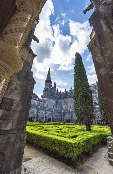ポルトガルのバタハ 4月2018 地元のドミニカ修道院の素敵な中庭 — ストック写真