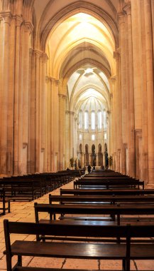 Alcobaca, Portekiz - Nisan 2018: Yerel Roma Katolik manastır kompleksini ziyaret 
