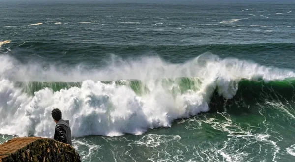 Pozorovat Vlny Atlantského Oceánu Nazare Portugalsko — Stock fotografie