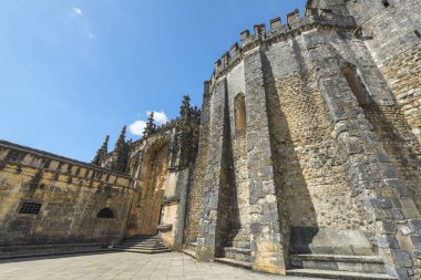 Tomar, Portekiz - Nisan 2018: Eski bir Roma Katolik manastırı olan ve aslen 12. yüzyıldan kalma bir Tapınak kalesi olan İsa Manastırı 'nı ziyaret etmek