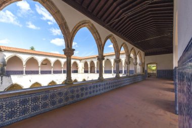 Tomar, Portekiz - Nisan 2018: Eski bir Roma Katolik manastırı olan ve aslen 12. yüzyıldan kalma bir Tapınak kalesi olan İsa Manastırı 'nı ziyaret etmek