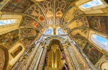 Tomar, Portekiz - Nisan 2018: Eski bir Roma Katolik manastırı olan ve aslen 12. yüzyıldan kalma Tapınak kalesi olan İsa Manastırı 'nda etkileyici bir charola.