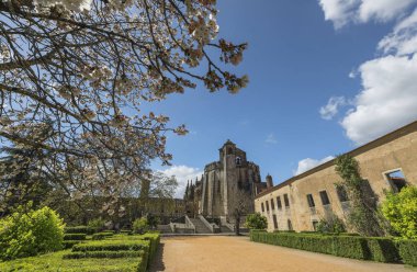 Tomar, Portekiz - Nisan 2018: Eski bir Roma Katolik manastırı olan ve aslen 12. yüzyıldan kalma bir Tapınak kalesi olan İsa Manastırı 'nı ziyaret etmek