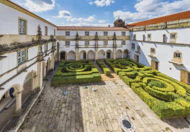 Tomar, Portekiz - Nisan 2018: Eski bir Roma Katolik manastırı olan ve aslen 12. yüzyıldan kalma bir Tapınak kalesi olan İsa Manastırı 'nı ziyaret etmek