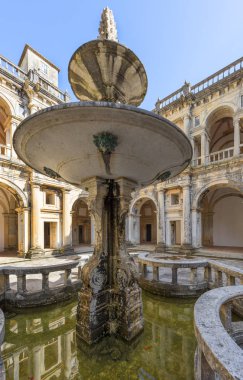 Tomar, Portekiz - Nisan 2018: Eski bir Roma Katolik manastırı olan ve aslen 12. yüzyıldan kalma bir Tapınak kalesi olan İsa Manastırı 'nı ziyaret etmek