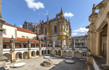 Tomar, Portekiz - Nisan 2018: Eski bir Roma Katolik manastırı olan ve aslen 12. yüzyıldan kalma bir Tapınak kalesi olan İsa Manastırı 'nı ziyaret etmek