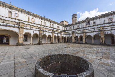 Tomar, Portekiz - Nisan 2018: Eski bir Roma Katolik manastırı olan ve aslen 12. yüzyıldan kalma bir Tapınak kalesi olan İsa Manastırı 'nı ziyaret etmek