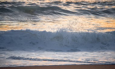 Atlantik okyanusunun güçlü dalgaları. Nazare, Portekiz