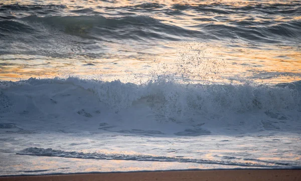 Poderosas Olas Del Océano Atlántico Nazare Portugal Imagen de stock