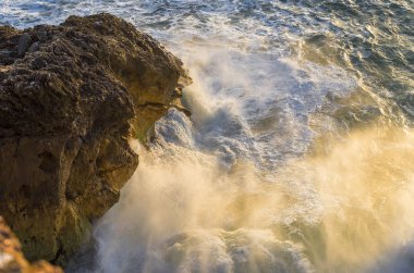 Atlantik okyanusunun güçlü dalgaları. Nazare, Portekiz